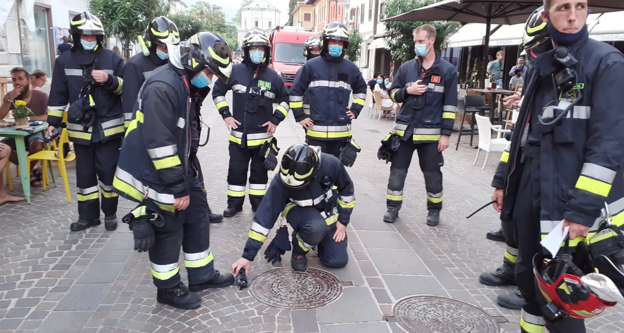 Odore di gas in centro a Riva del Garda: in azione i vigili del fuoco
