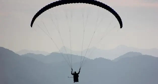 Si schianta con il parapendio e muore: la tragedia nei pressi delle rovine di Castel Greinfenstein