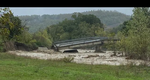 ++ Maltempo:crollo parziale di un ponte sul Taro nel Parmense ++