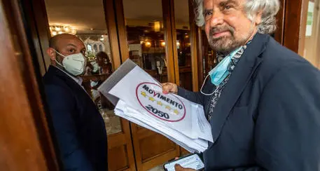 Grillo chiede i tamponi gratis per i non vaccinati. Ma costerebbe un milione di euro solo per i prossimi due mesi