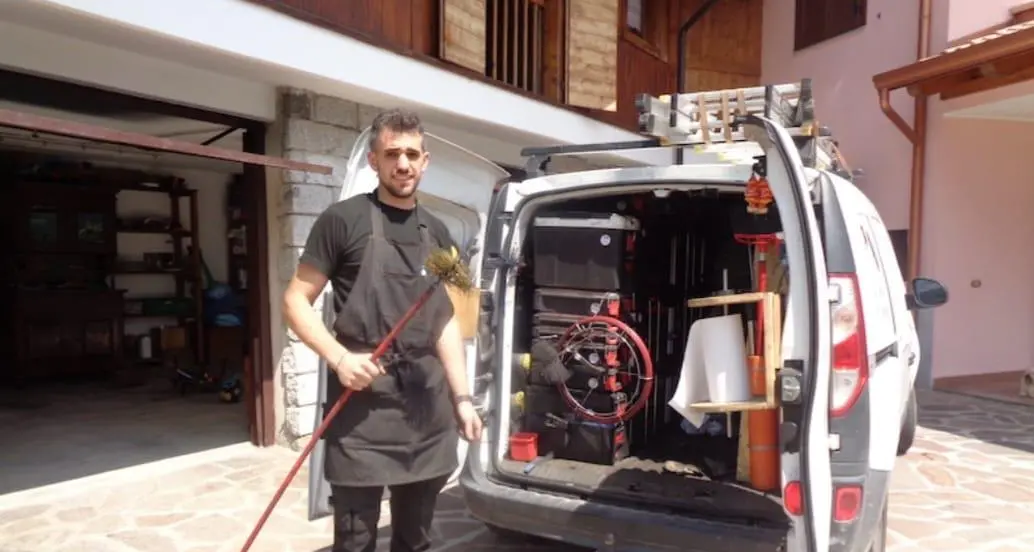 O che bel mestiere, fare lo spazzacamino. Il geometra Matteo di Breguzzo: «Il lavoro non ci manca mai»