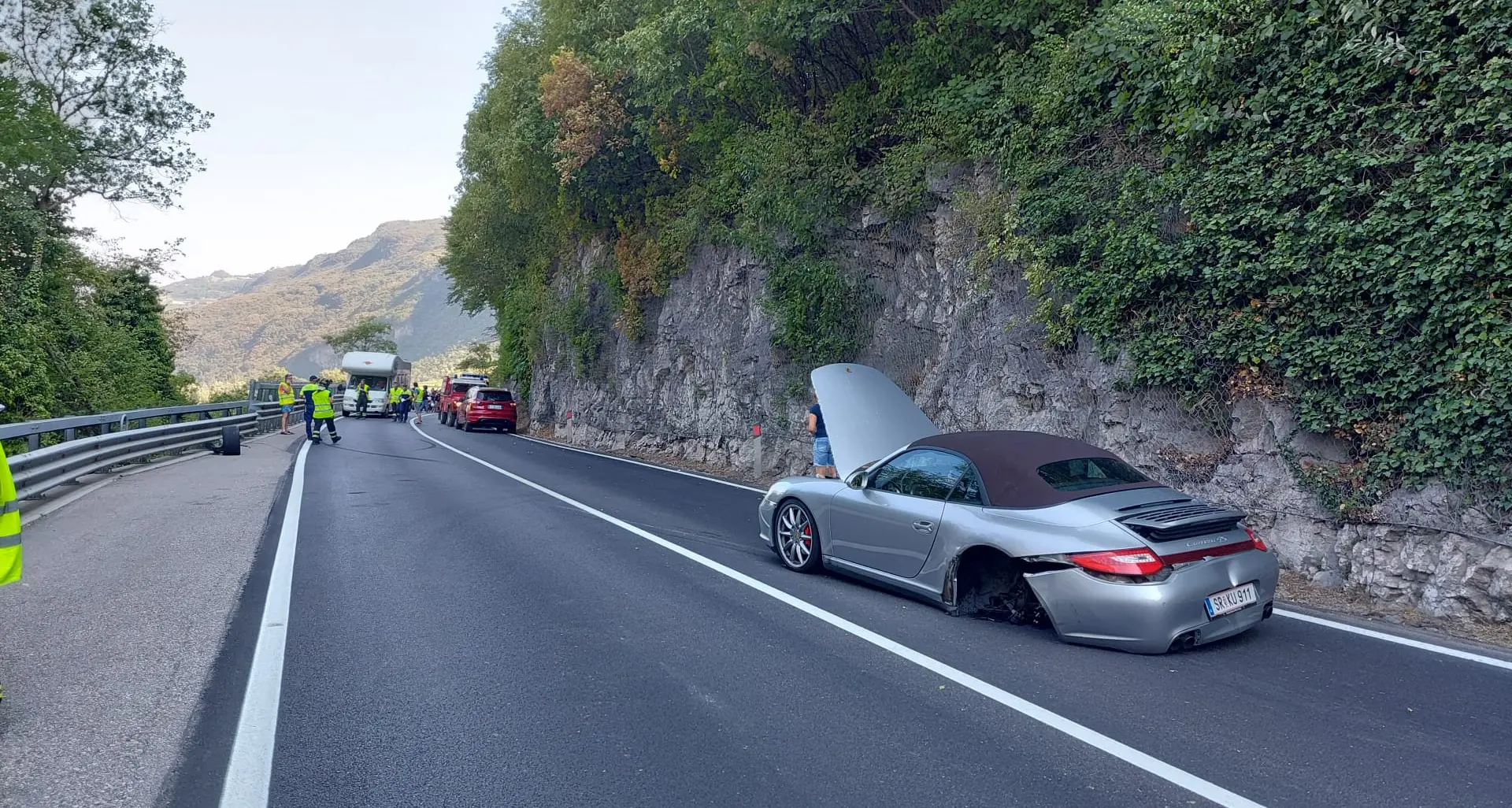 Incidente all’altezza del biotopo di Loppio, macchina “tocca” una Porsche: ci sono dei feriti