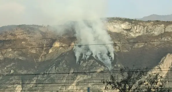 Nuovo incendio boschivo a nord di Trento: bruciano i dirupi del Doss del Ghirlo