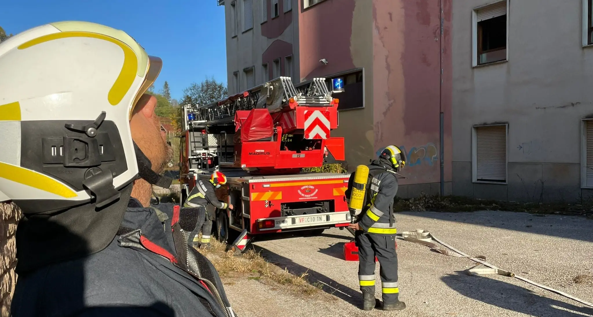 Fuga di gas e incendio: la simulazione dei vigili del fuoco di Pergine dentro l’ex Artigianelli