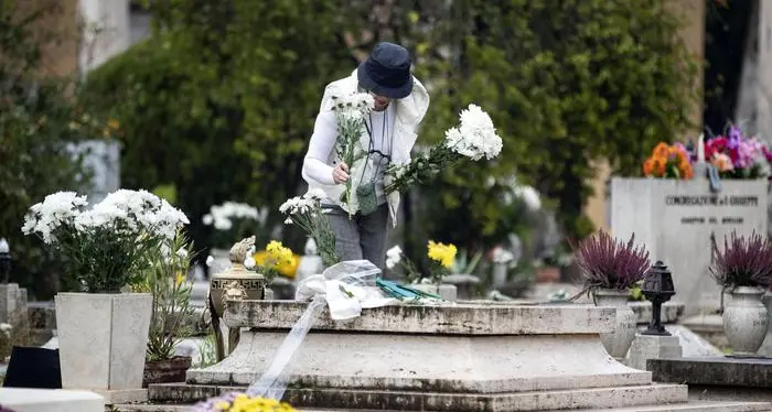 Droga nascosta tra le tombe, fermato per spaccio il custode del cimitero di Desenzano