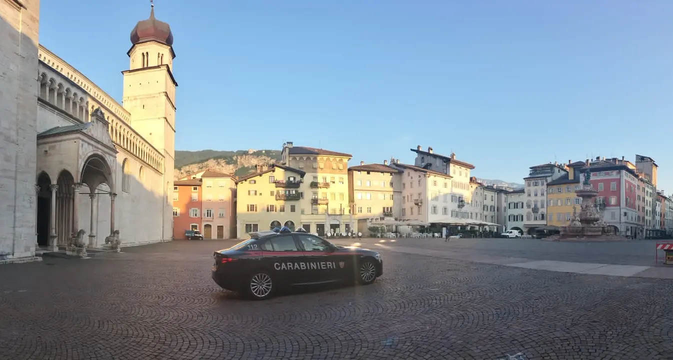 Sorpresi a rubare nelle auto in sosta: due giovani denunciati