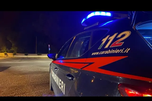 Investe con l'auto una coppia e poi accoltella a morte ragazzo