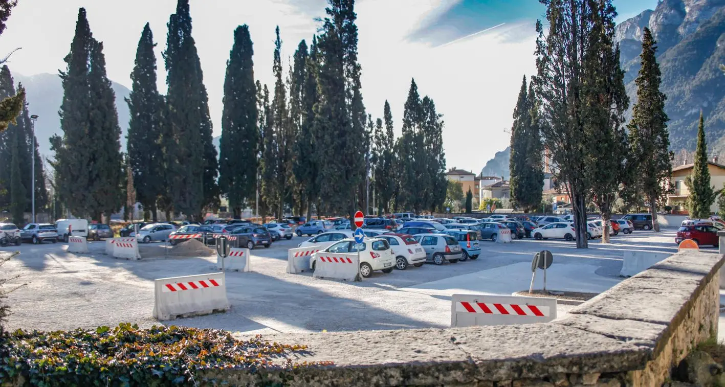 Riva, le ruspe trasformeranno in autunno l’ex cimitero nel nuovo Parco della Libertà