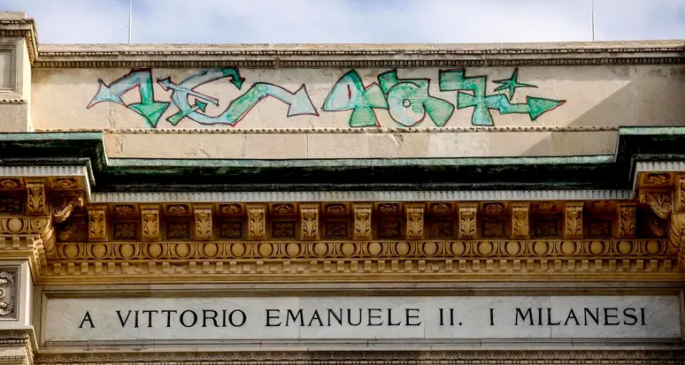 Galleria Vittorio Emanuele II imbrattata dai writers: deturpato il frontone