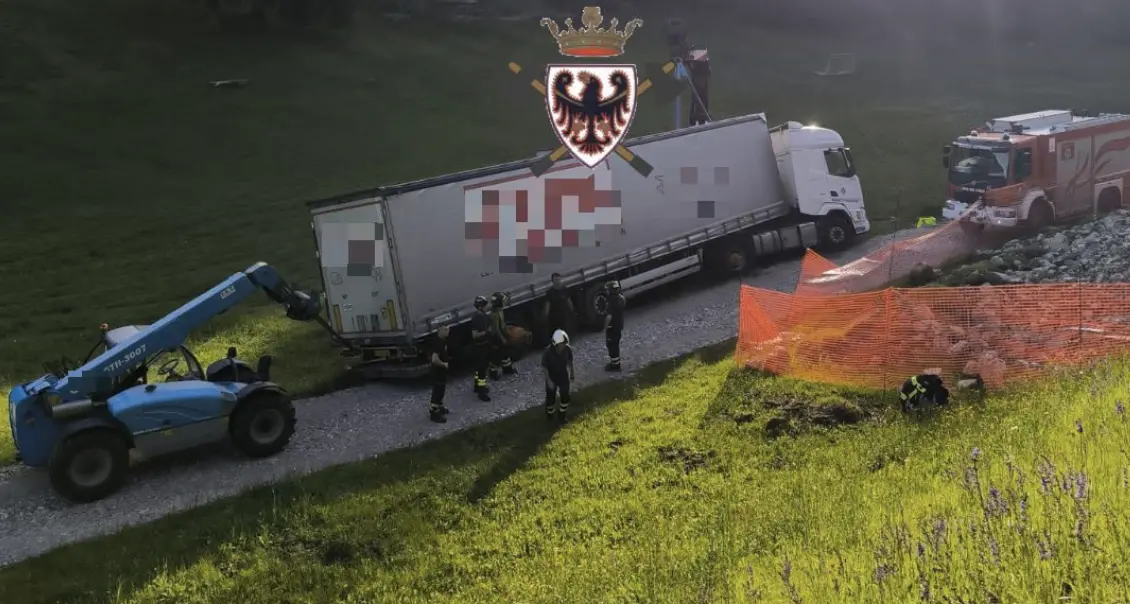 Camion in bilico sul Passo Durone: tre corpi di vigili del fuoco per il recupero del mezzo pesante