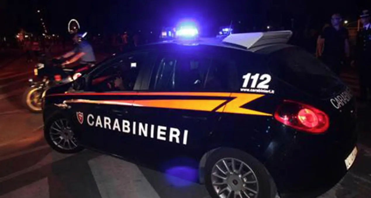 Picchia la compagna per guardarle il telefonino; lei fugge da una vicina, lui le barrica in casa, arrestato