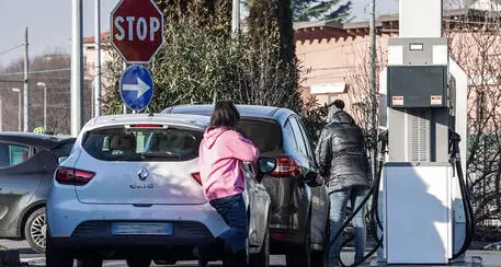 Firmato il decreto: sanzioni fino a 6mila euro ai benzinai che non espongono i prezzo