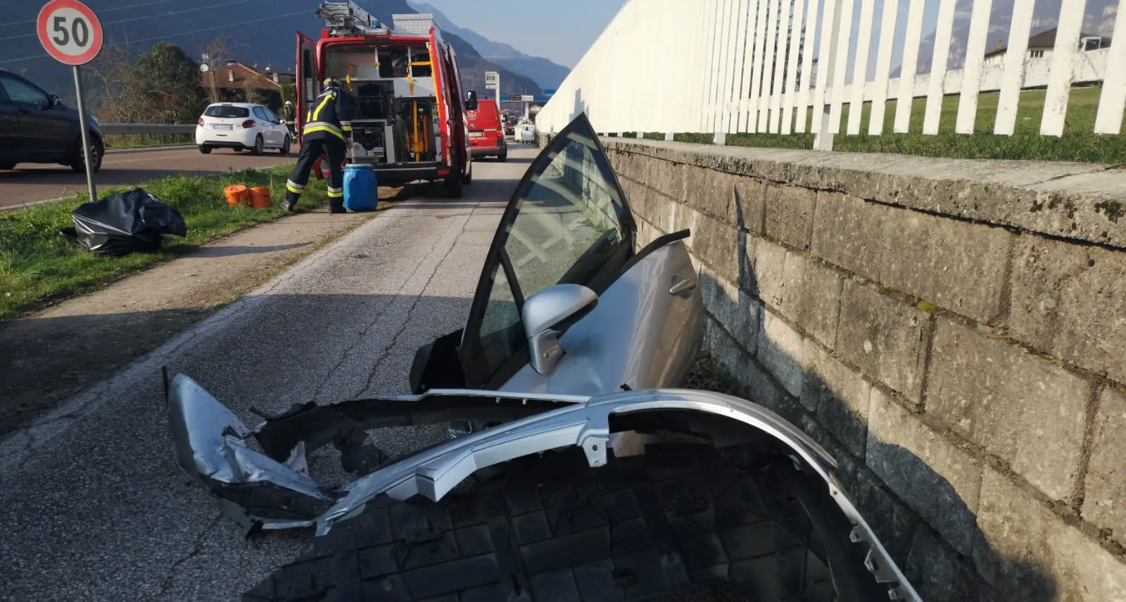 Terribile frontale a Calliano, davanti al distributore, un ferito gravissimo nello scontro
