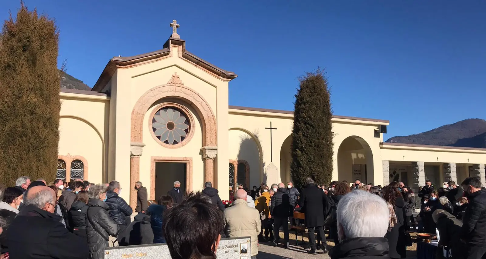 Migliaia di persone a Tione per l’ultimo addio a Daniela Dagostin, morta a 57 anni