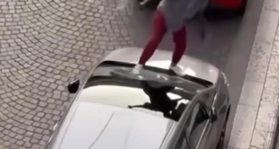 Salta su quattro auto parcheggiate e ne sfonda i parabrezza: arrestato un giovane