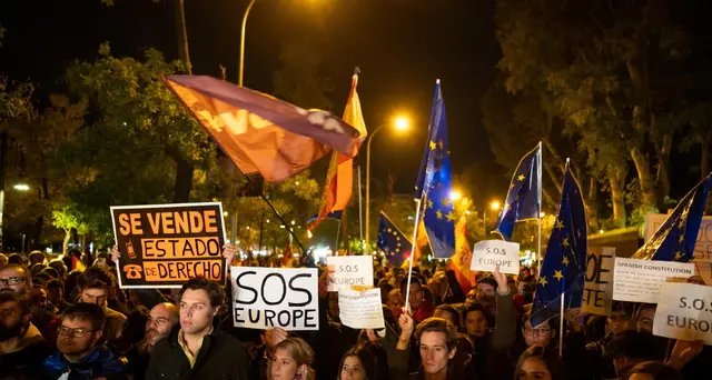Spagna: prime cariche della polizia davanti alla sede del Psoe