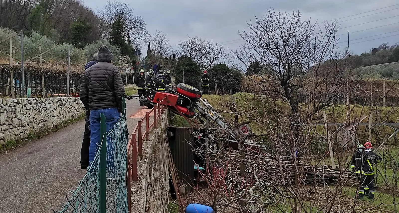 Paura a Nago: si rovescia un trattore, la donna alla guida portata al Santa Chiara in elicottero