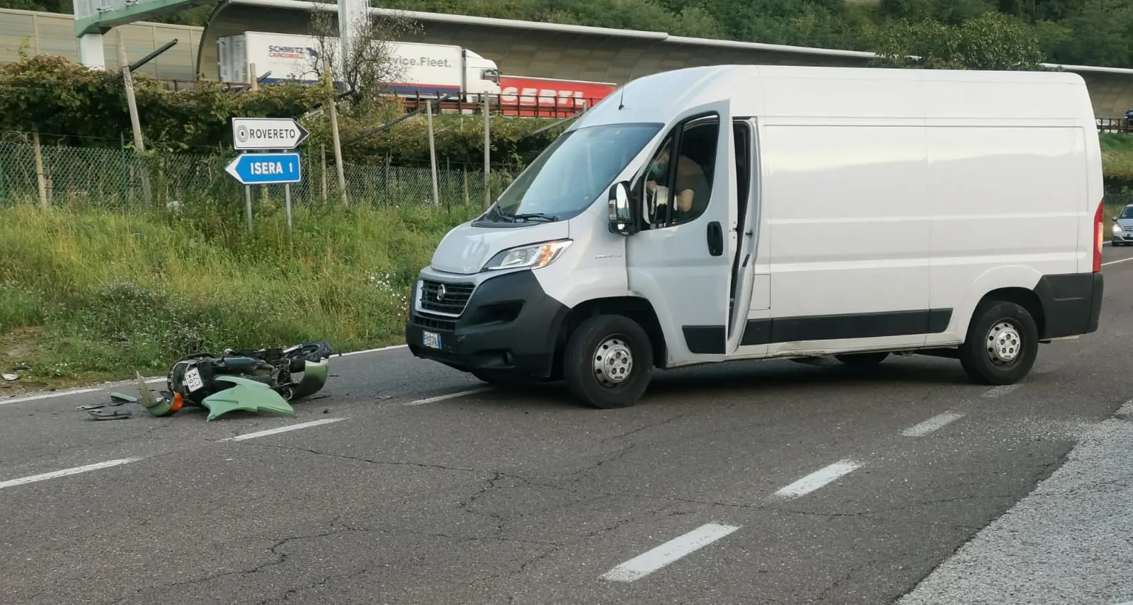 Isera: con il motorino contro un furgone, gravissimo un quattordicenne