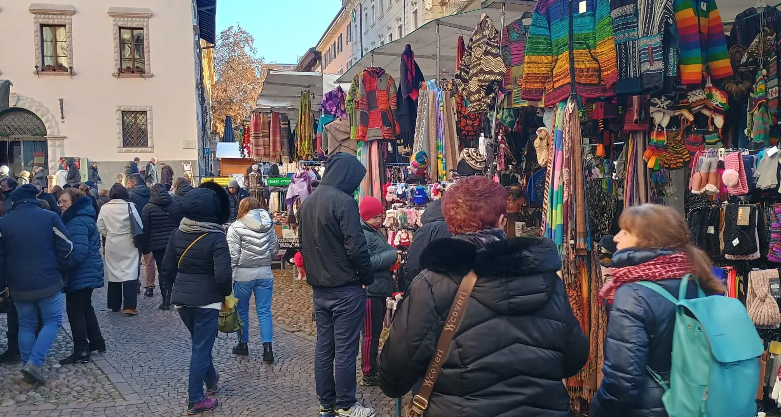 Trento, grande folla di turisti per il Mercatini di Natale aspettando la fiera della “Domenica d’oro”