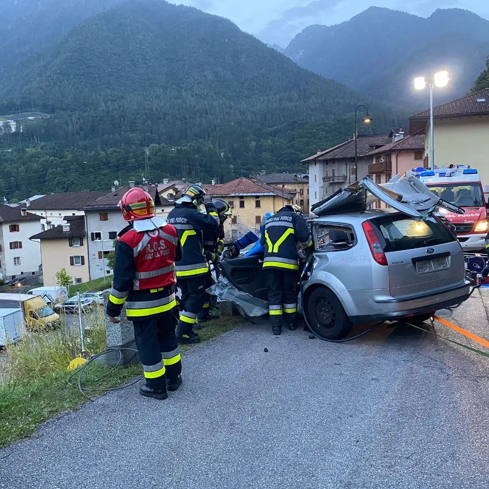 Vigili del fuoco di Tione, 155 anni di storia: un “eroe” e tanto impegno con i giovani
