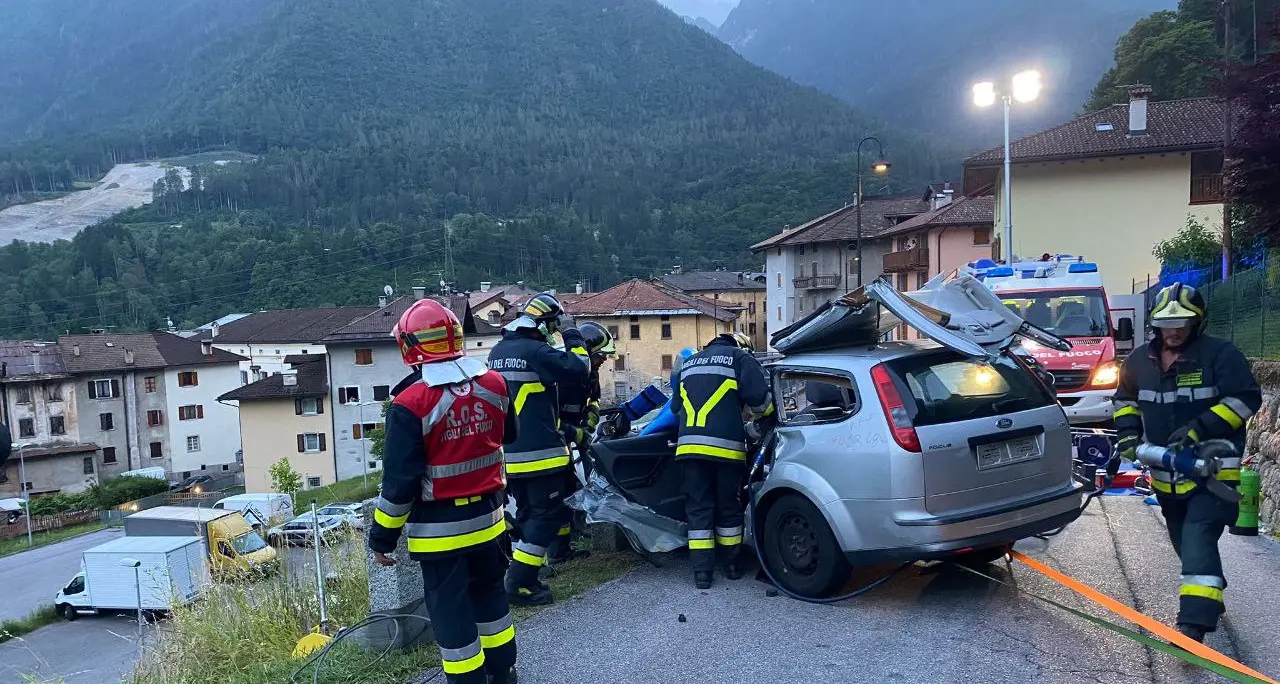 Vigili del fuoco di Tione, 155 anni di storia: un “eroe” e tanto impegno con i giovani