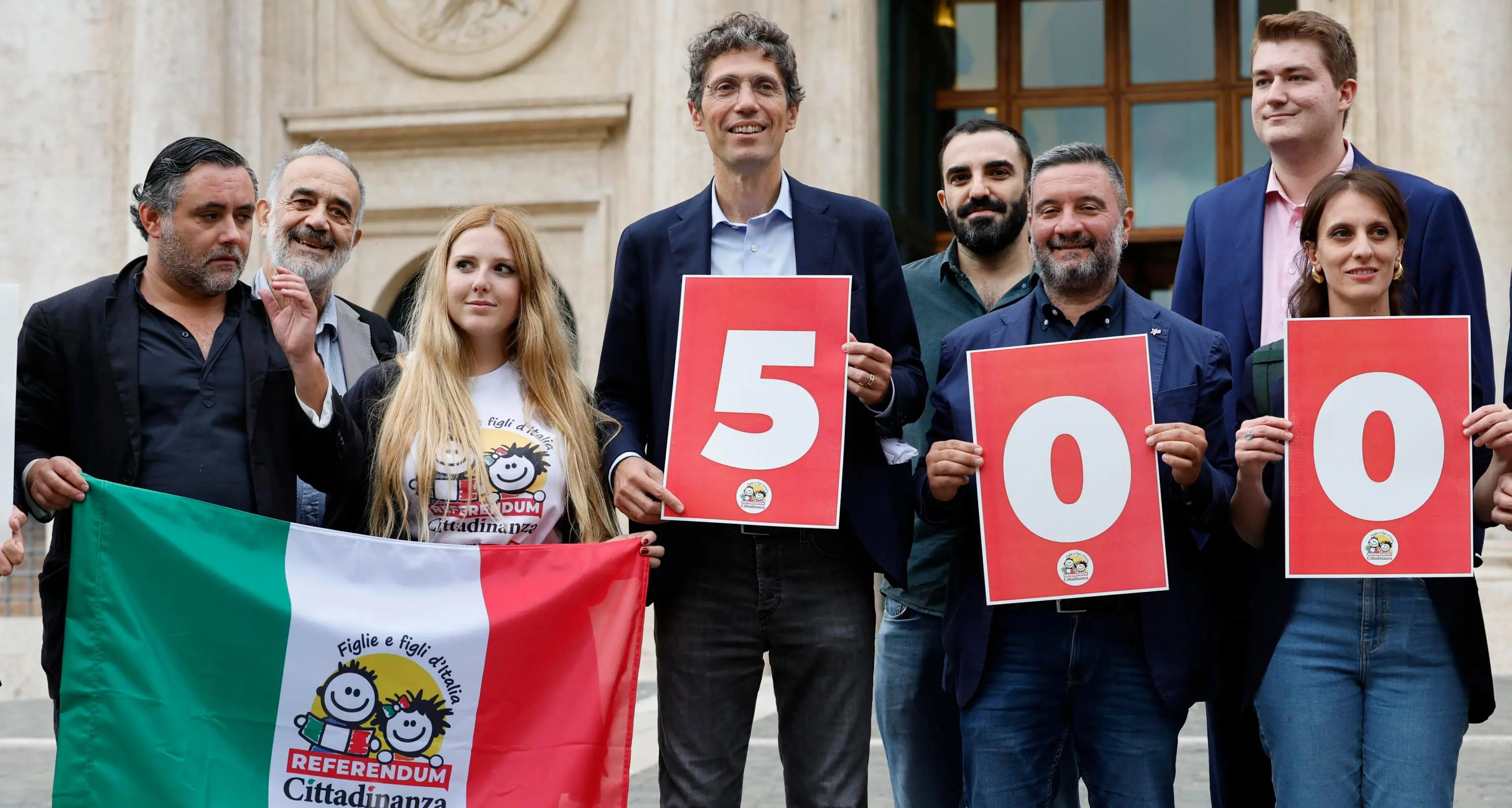 Referendum per una legge sull'accoglienza: le 500 mila firme raccolte in pochi giorni