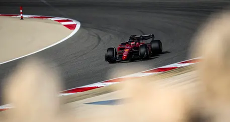 Gp Bahrain: pole Ferrari con Leclerc, secondo Verstappen