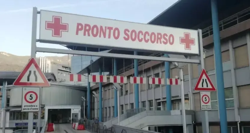 Si schianta in moto contro un autocarro: grave un ragazzo di 17 anni