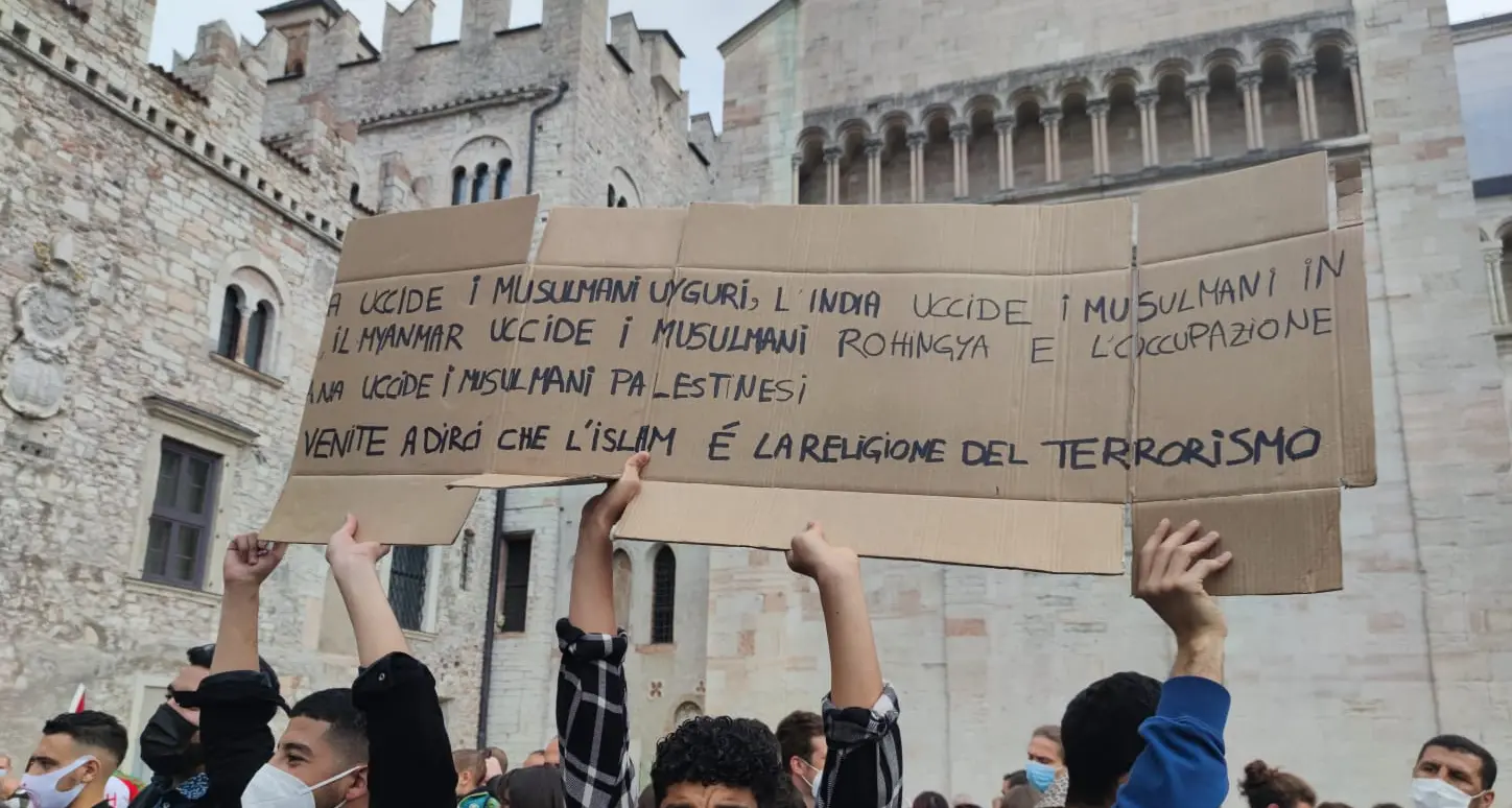 Manifestazione a sostegno dei palestinesi, oltre 200 persone in piazza Duomo