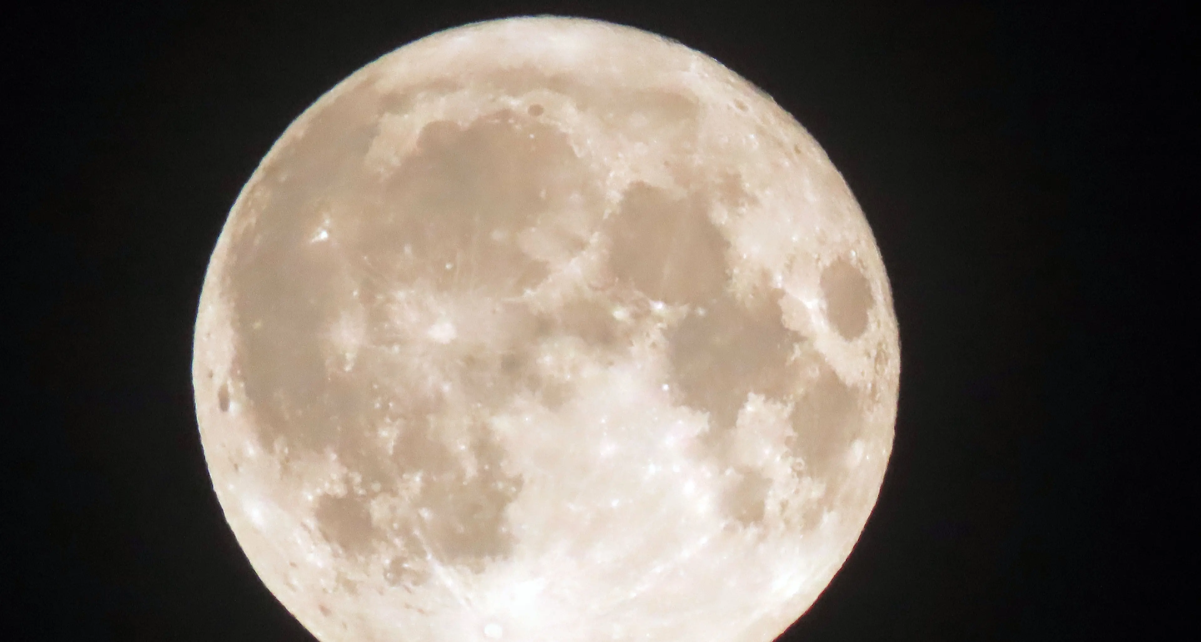 La \"Superluna\" di lunedì sera nelle vostre fotografie, e la spiegazione del perché viene detta «blu»