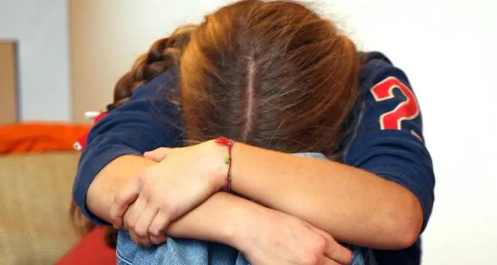 Abusa della figlia della convivente e cerca di coinvolgere anche un’amica della giovane, arrestato un 36enne