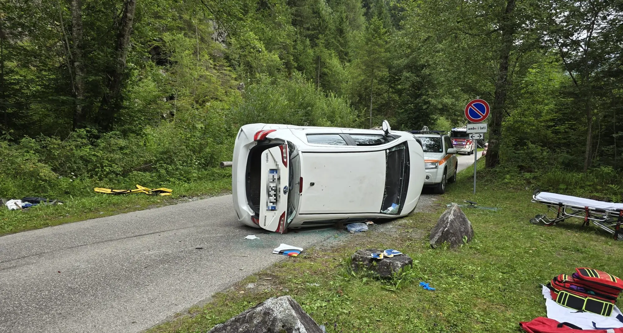 Auto si ribalta in val di Genova, due feriti lievi