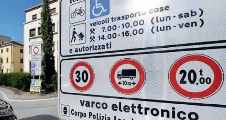 Entra per 25 volte nella zona a traffico limitato di Trento con il permesso scaduto: mille euro di multa