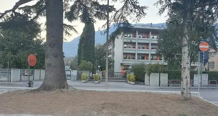 In bicicletta, investita da un'auto in retromarcia, gravissima una donna a Rovereto