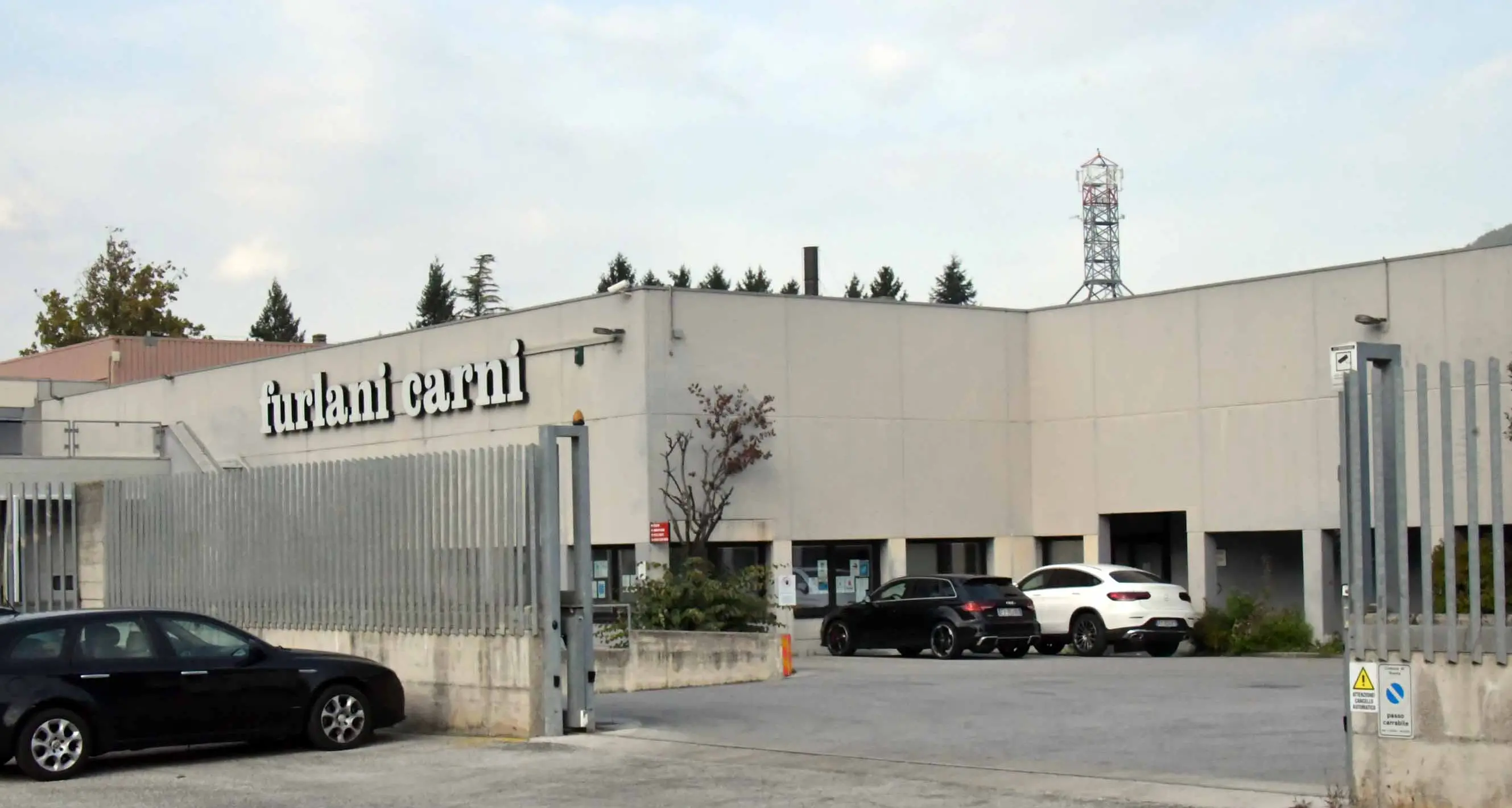 Infortunio in via Maccani: operaio travolto da quintali di carne, è al Santa Chiara