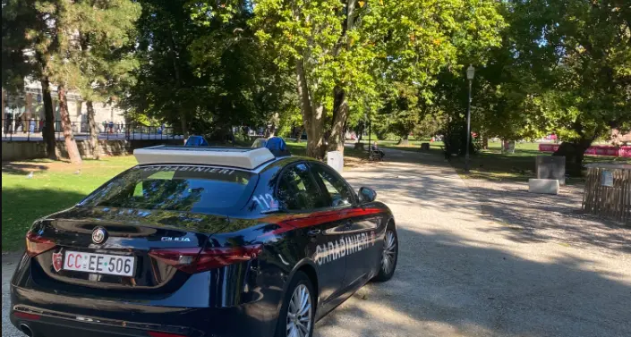 Fermato per controlli, aggredisce i carabinieri in piazza Dante: arrestato
