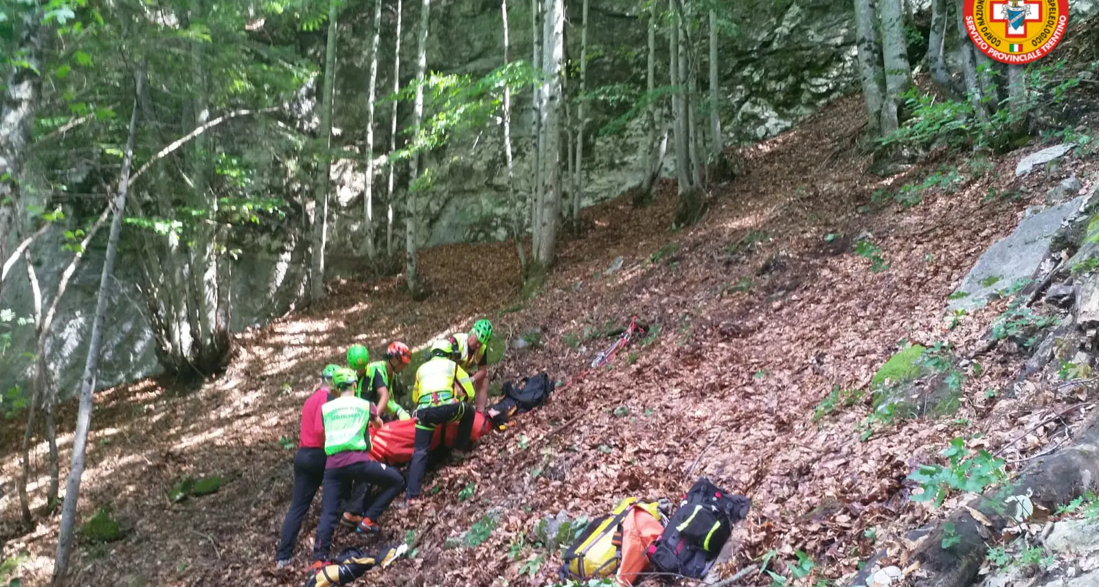 Cavizzana: perde il controllo della mountain bike, esce di strada e va a sbattere violentemente contro una pianta