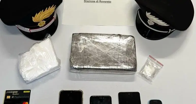 Rovereto, due arresti per cocaina: i Carabinieri ne sequestrano quasi un chilo e mezzo a casa di un uomo
