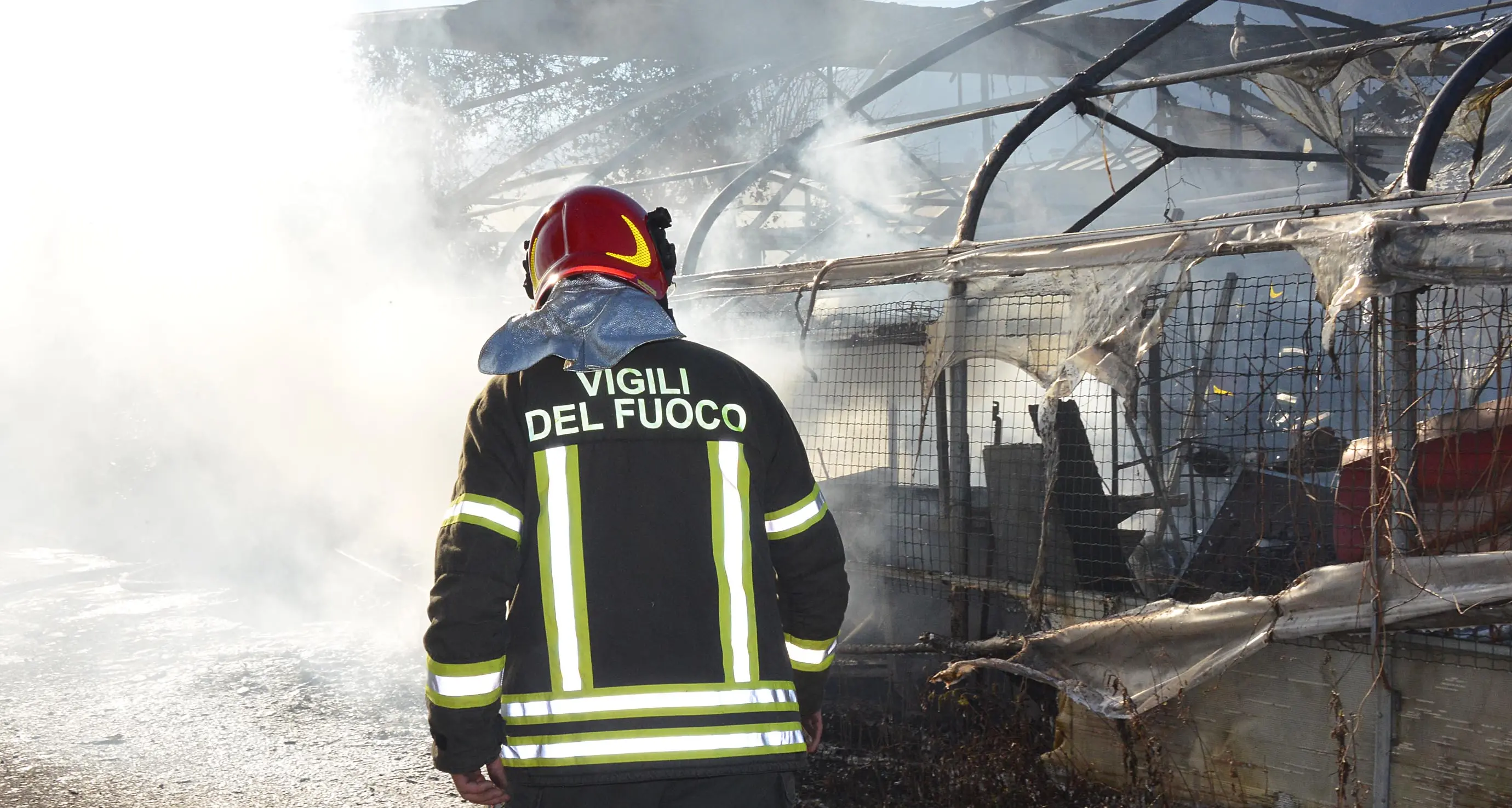 Incendio delle serre a Trento Sud: il fuoco partito da un fornelletto a gas, lì si riparano dal freddo i senzatetto disperati