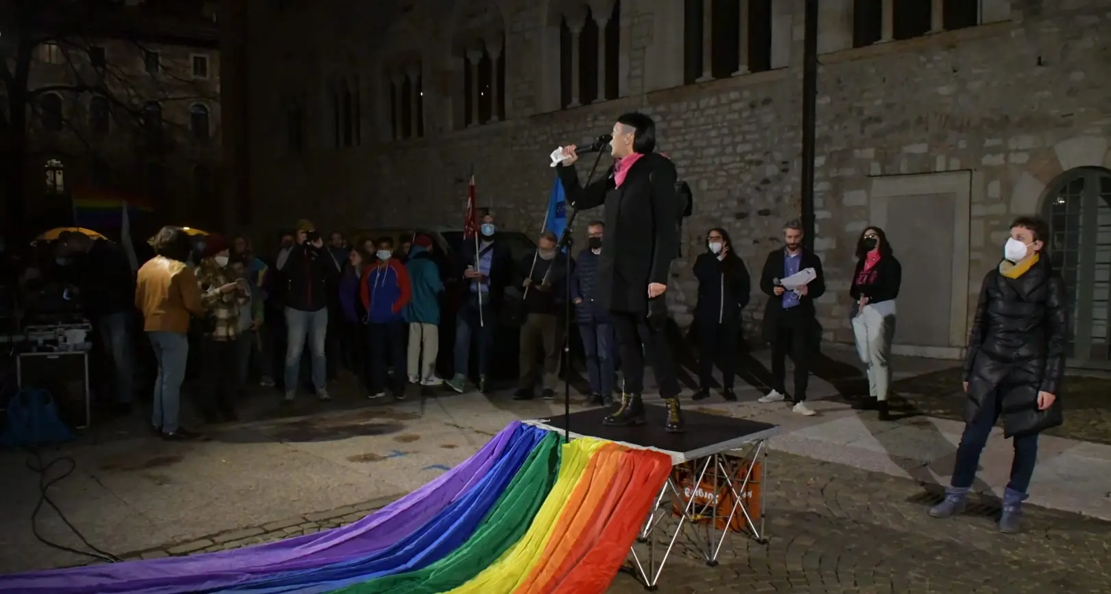 Mille in piazza Duomo contro l’omotransfobia e per i diritti di tutti, dopo la bocciatura del ddl Zan in Parlamento – FOTO E VIDEO