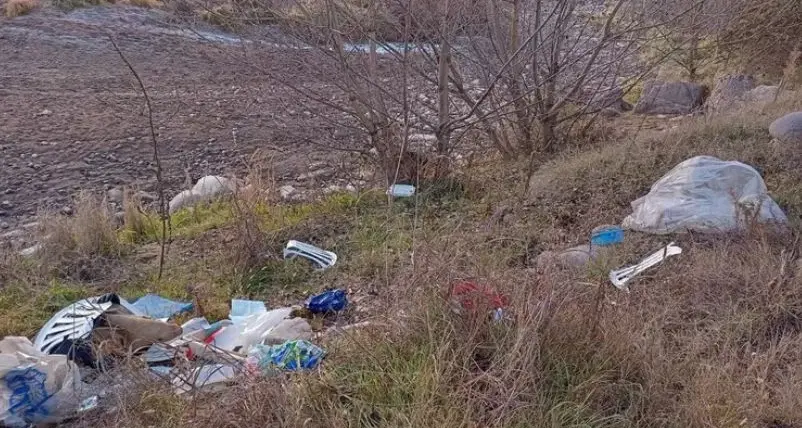 Smaltisce i rifiuti lungo l'Avisio e non paga la multa: denunciato il titolare della ditta di sgombero