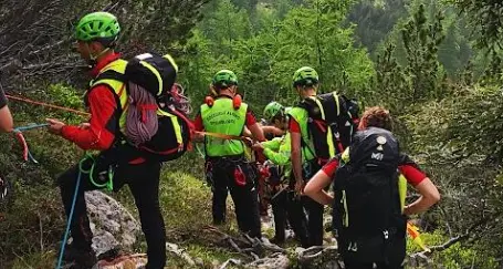 Bedollo, ruzzola per venti metri dalla cascata del Lupo, recuperato dal Soccorso Alpino