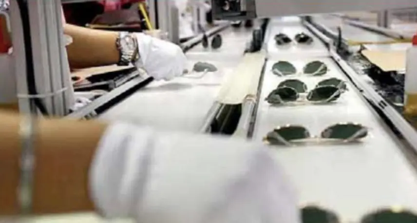 Luxottica: settimana lavorativa di quattro giorni, c’è il sì all’accordo