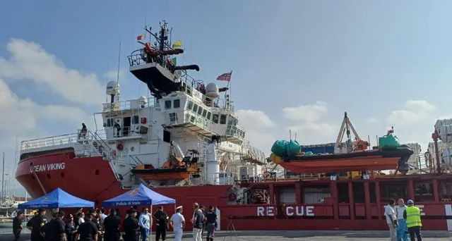 Migranti: Ocean Viking arrivata a Marina di Carrara