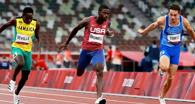 Italia in finale 4x100 con quarto tempo, Usa fuori