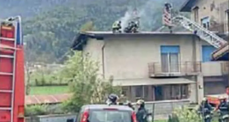 Tetto in fiamme a Pergine, l’appello dei pompieri: “Pulite i camini, così evitate incendi e intossicazioni”