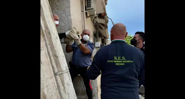 Crollo palazzina: si scava a mano per trovare i due dispersi