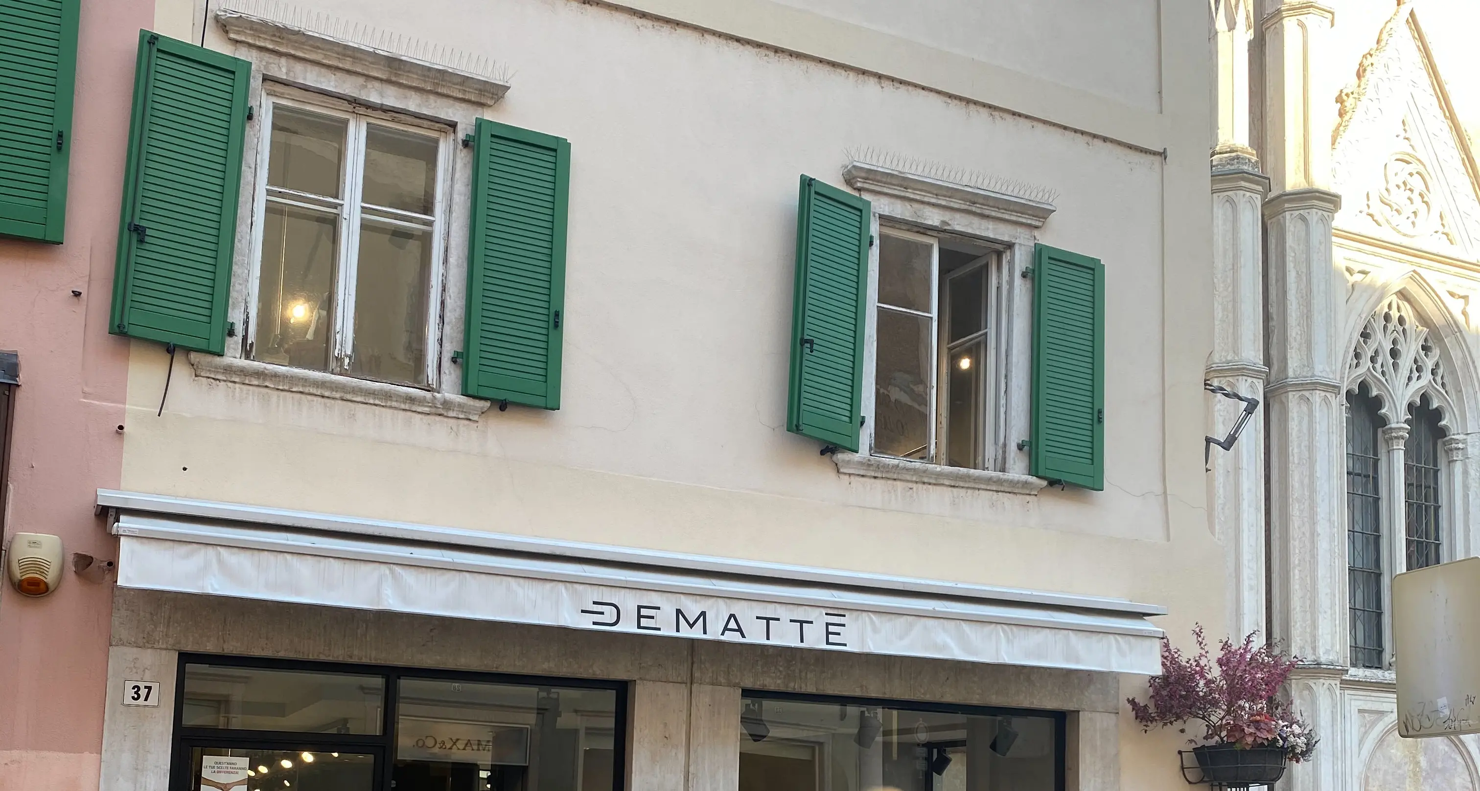 La ladra acrobata ruba in boutique: alcune migliaia di euro in tre minuti