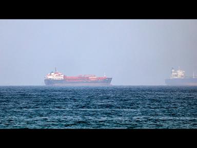 Una petroliera nel Golfo Persico durante operazioni navali militari americane nello Stretto di Hormuz, immagine di approfondimento