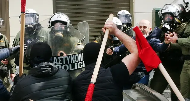 Grecia: 50 mila in piazza, 'giustizia dopo scontro treni'
